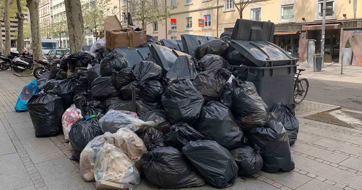 tas_de_sacs_poubelle__boulevard_deruelle_a_lyon__lors_d_une_greve_des_eboueurs.jpg